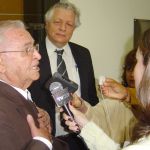 Dom Paulo Evaristo Arns concede entrevista aos reporteres na entrada do evento