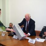 José Goldemberg recebe presente das mãos de Marilda Gifalli em nome do IEA José Goldemberg recebe presente das mãos de Marilda Gifalli em nome do IEA