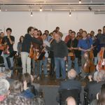 Maestro Olivier Toni recebe cumprimentos de musico da Orquetra ao final da apresentação Maestro Olivier Toni recebe cumprimentos de musico da Orquetra ao final da apresentação