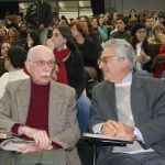Antonio Candido e Alfredo Bosi conversam na platéia enquanto aguardam o inicio do evento Antonio Candido e Alfredo Bosi conversam na platéia enquanto aguardam o inicio do evento