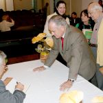 Alfredo Bosi em sessão de autógrafos do Livro "Brás Cubas em três Versões - Estudos Machadianos" - 22 de agosto de 2006 Alfredo Bosi em sessão de autógrafos do Livro "Brás Cubas em três Versões - Estudos Machadianos" - 22 de agosto de 2006