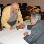 Alfredo Bosi autografa livro para José Mindlin Alfredo Bosi autografa livro para José Mindlin