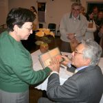 Alfredo Bosi autografa livro para Dina Lida Kinoshita Alfredo Bosi autografa livro para Dina Lida Kinoshita