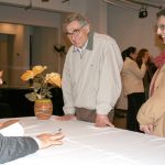 Alfredo Bosi autografa livro para Ernest e Amélia Hamburguer Alfredo Bosi autografa livro para Ernest e Amélia Hamburguer