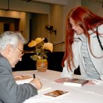 Alfredo Bosi autografa livro para Marlui Miranda Alfredo Bosi autografa livro para Marlui Miranda