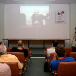 Yochai Benkler inicia sua apresentação via videoconferência