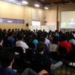 Público assiste ao evento através de telão em outra sala Público assiste ao evento através de telão em outra sala