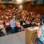 participante do público faz perguntas aos expositores participante do público faz perguntas aos expositores