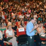 participante do público faz perguntas aos expositores participante do público faz perguntas aos expositores