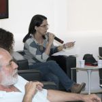 Participante do Público faz perguntas aos expositores Participante do Público faz perguntas aos expositores