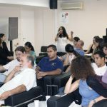 Participante do público faz perguntas durante o evento Participante do público faz perguntas durante o evento