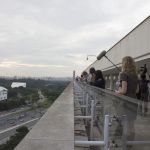 Grupo aprecia a vista do Ibirapuera a partir do MAC - Roteiro Científico-Cultural: A USP e a São Paulo Modernista - 18 de abril de 2015 Grupo aprecia a vista do Ibirapuera a partir do MAC - Roteiro Científico-Cultural: A USP e a São Paulo Modernista - 18 de abril de 2015