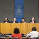 Abertura do debate O Futuro da Universidade, a partir da esquerda, John Heath, Naomar de Almeida Filho, Marco Antonio Zago, Sabine Righetti, Carlos Vogt e Klaus Capelle Abertura do debate O Futuro da Universidade, a partir da esquerda, John Heath, Naomar de Almeida Filho, Marco Antonio Zago, Sabine Righetti, Carlos Vogt e Klaus Capelle