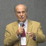 Luiz Bevilacqua durante sua apresentação no debate, O Futuro da Universidade Luiz Bevilacqua durante sua apresentação no debate, O Futuro da Universidade