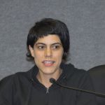 Relatora crítica Julia Buenaventura durante sua apresentação - 28 de abril de 2015 Relatora crítica Julia Buenaventura durante sua apresentação - 28 de abril de 2015