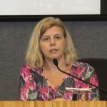 Relatora crítica Rosa Levandovski durante sua apresentação - 28 de abril de 2015 Relatora crítica Rosa Levandovski durante sua apresentação - 28 de abril de 2015