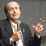 Naomar de Almeida Filho durante sua apresentação no debate "O Futuro das Universidades" - 24 de abril de 2015 Naomar de Almeida Filho durante sua apresentação no debate "O Futuro das Universidades" - 24 de abril de 2015