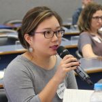 Aline Yuri Hasegawa faz perguntas ao expositor durante o debate