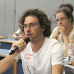 Augusto Veloso Leão faz perguntas durante o debate