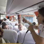 Ana Lydia Sawaya fala aos participantes durante o roteiro