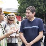 Sylvia Dantas fala com Rodrigo González, um dos coordenadores da feira da praça Kantuta Sylvia Dantas fala com Rodrigo González, um dos coordenadores da feira da praça Kantuta