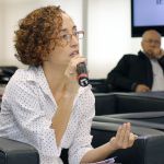 Suzana Cristina Lourenço faz perguntas aos expositores