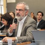 Estevam de Las Casas faz pergutas durante o debate Estevam de Las Casas faz pergutas durante o debate