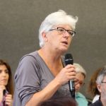 Participante do público faz perguntas aos expositores do Painel 1 Participante do público faz perguntas aos expositores do Painel 1