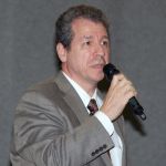 Participante do público faz perguntas durante o debate Participante do público faz perguntas durante o debate