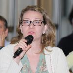 Participante do público faz perguntas durante o debate Participante do público faz perguntas durante o debate