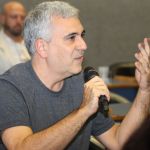 Participante do público faz perguntas durante o debate Participante do público faz perguntas durante o debate