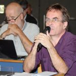 Participante do público faz perguntas durante o debate Participante do público faz perguntas durante o debate