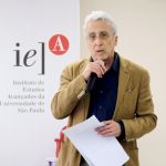 José Teixeira Coelho Netto abre o evento e apresenta o expositor