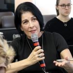 Lucia Maciel Barbosa de Oliveira faz perguntas durante o debate