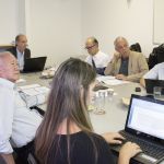 a partir da esquerda, de costas, Marilda Gifalli, Tomás Costa de Azevedo Marques, Sedi Hirano e Fátima Costa, ao fundo, Martin Grossmann, a esquerda de frente, Renato Janine Ribeiro, Carlos Roberto Ferreira Brandão e Guilherme Ary Plonski a partir da esquerda, de costas, Marilda Gifalli, Tomás Costa de Azevedo Marques, Sedi Hirano e Fátima Costa, ao fundo, Martin Grossmann, a esquerda de frente, Renato Janine Ribeiro, Carlos Roberto Ferreira Brandão e Guilherme Ary Plonski