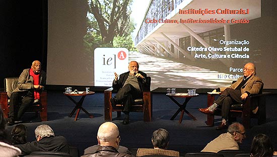 Emanoel Araújo (à esq), Danilo de Miranda (centro) e Ricardo Ohtake no encontro realizado no Museu Afro Brasil