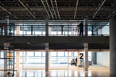 Projeto do arquiteto Paulo Mendes da Rocha para o Sesc 24 de Maio criou uma superposição de "praças", uma para cada finalidade